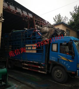 东海直线振动筛正在装车发货